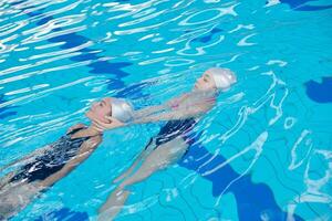 Aiuto e salvare su nuoto piscina foto