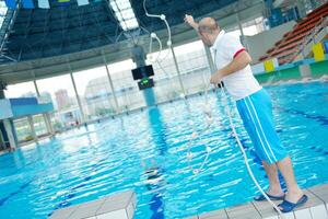 Aiuto e salvare su nuoto piscina foto