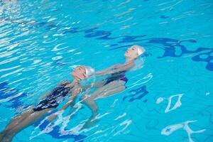 Aiuto e salvare su nuoto piscina foto