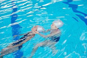 Aiuto e salvare su nuoto piscina foto