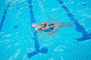 Aiuto e salvare su nuoto piscina foto