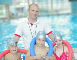 gruppo di bambini in piscina foto