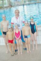 gruppo di bambini in piscina foto