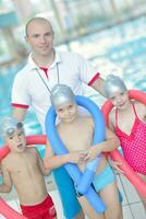 gruppo di bambini in piscina foto