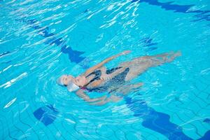 Aiuto e salvare su nuoto piscina foto