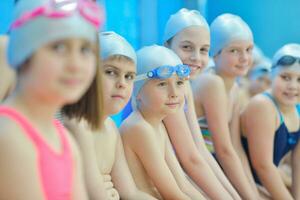 gruppo di bambini in piscina foto