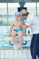 ritratto di bambino sulla piscina foto