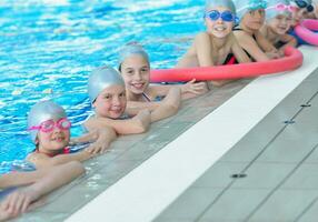 gruppo di bambini in piscina foto