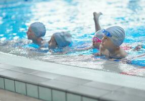 gruppo di bambini in piscina foto