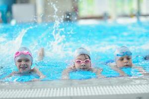 gruppo di bambini in piscina foto