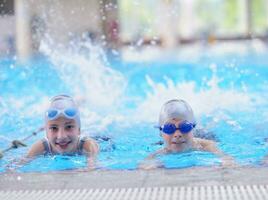 gruppo di bambini in piscina foto