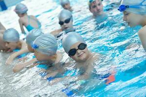 gruppo di bambini in piscina foto