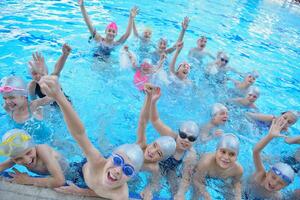 gruppo di bambini in piscina foto