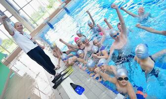gruppo di bambini in piscina foto
