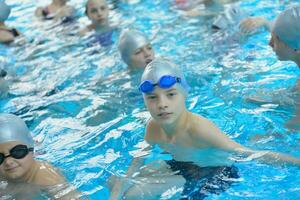 gruppo di bambini in piscina foto