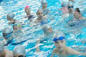 gruppo di bambini in piscina foto