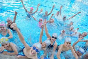 gruppo di bambini in piscina foto