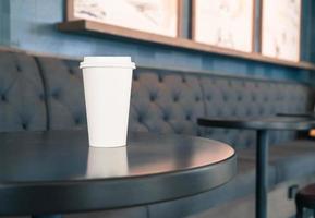 tazza di caffè caldo nella caffetteria foto