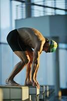 giovane nuotatore all'inizio del nuoto foto