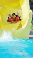 divertimento con acquascivolo sulla piscina all'aperto foto