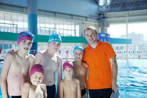 contento bambino su nuoto piscina foto