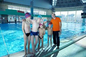 contento bambino su nuoto piscina foto