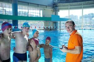 contento bambino su nuoto piscina foto