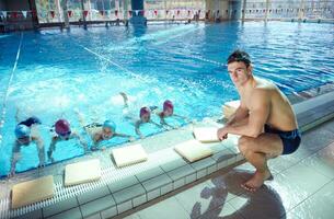 contento bambino su nuoto piscina foto