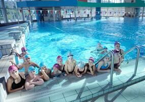 gruppo di bambini felici in piscina foto