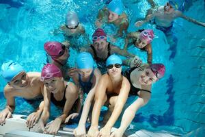 gruppo di bambini felici in piscina foto