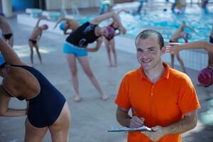 gruppo di bambini felici in piscina foto