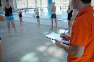 gruppo di bambini felici in piscina foto