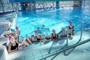 gruppo di bambini felici in piscina foto