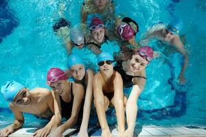 gruppo di bambini felici in piscina foto