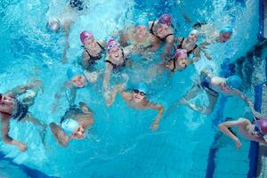 gruppo di bambini felici in piscina foto