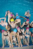 gruppo di bambini felici in piscina foto