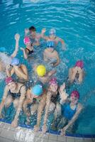 gruppo di bambini felici in piscina foto