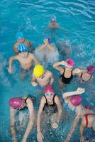 gruppo di bambini felici in piscina foto