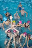 gruppo di bambini felici in piscina foto