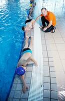 gruppo di bambini felici in piscina foto