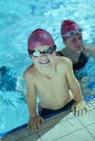 contento bambino su nuoto piscina foto