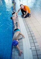 gruppo di bambini felici in piscina foto