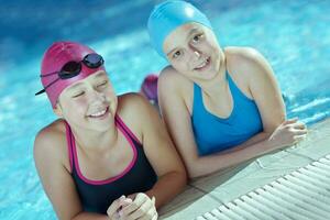 gruppo di bambini felici in piscina foto