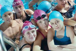 gruppo di bambini felici in piscina foto