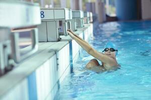 contento bambino su nuoto piscina foto