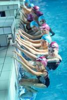 gruppo di bambini felici in piscina foto