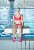 contento bambino su nuoto piscina foto