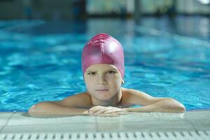 contento bambino su nuoto piscina foto