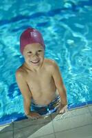 contento bambino su nuoto piscina foto