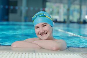 contento bambino su nuoto piscina foto